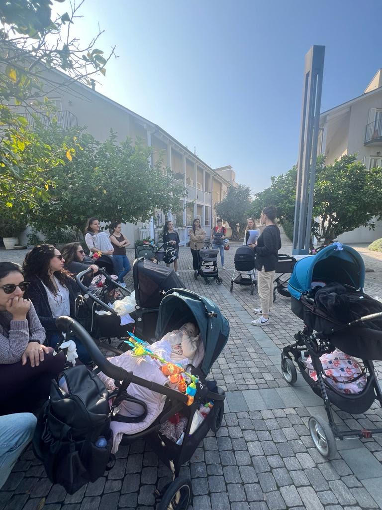 מפגש אמהות בחופשת לידה עם עגלות - קהילת הורים בארגון